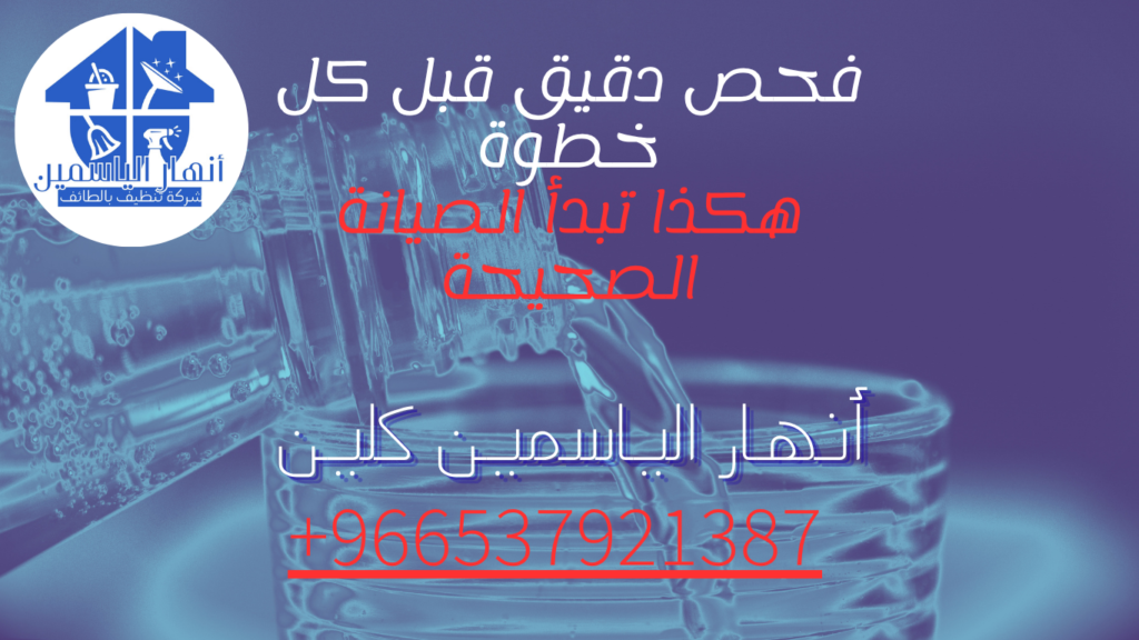 فني يفحص الجدار الداخلي لخزان مياه للتأكد من خلوه من الرواسب والغشاء الحيوي